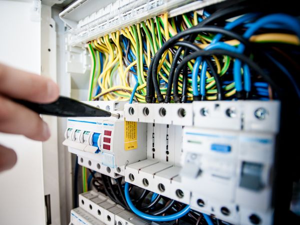 Électricité — artisan au travail