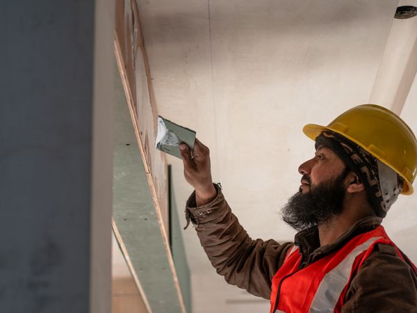 Plâtrerie — artisan au travail